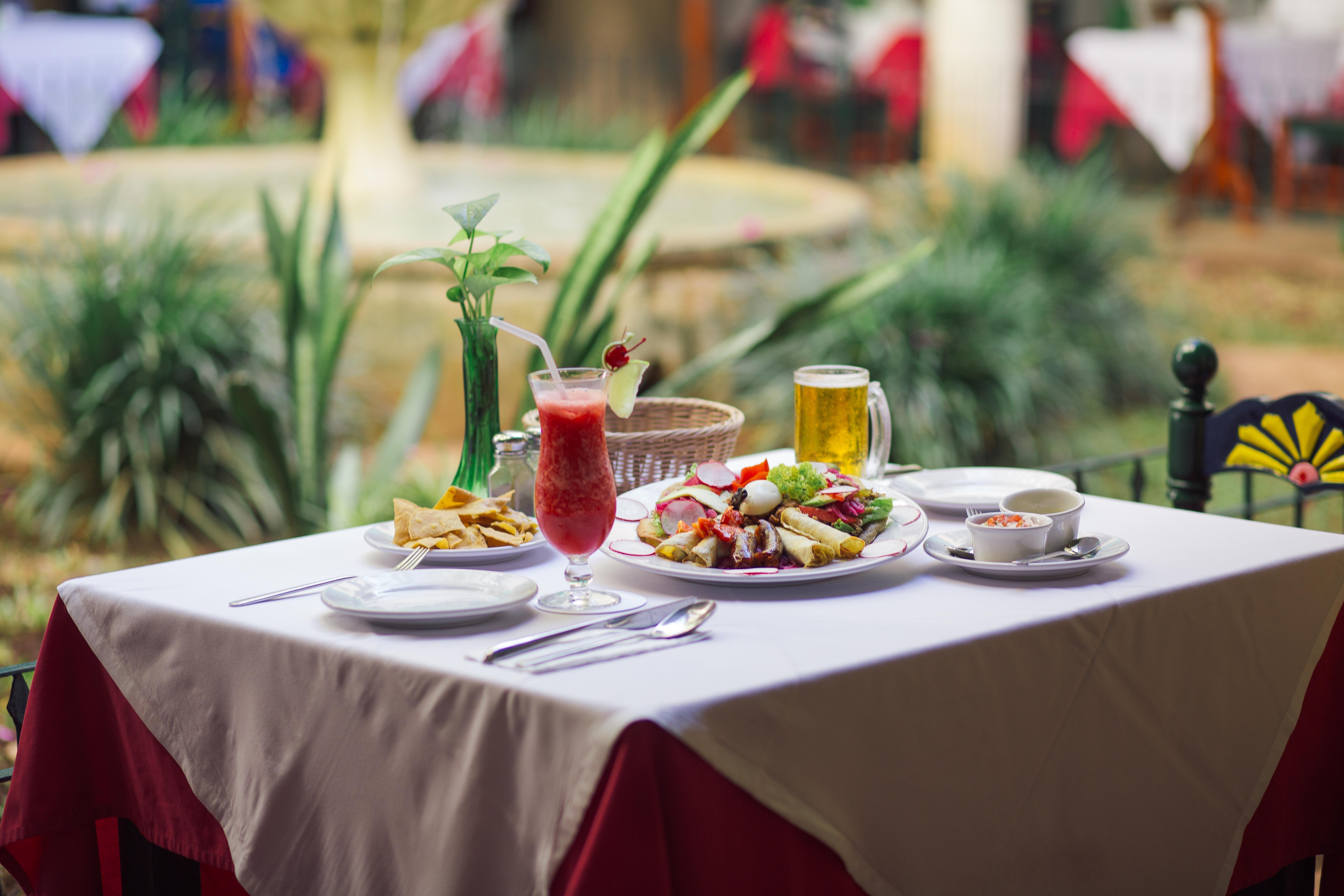 Hotel Meson Del Marques Valladolid  Exteriér fotografie A table set for lunch